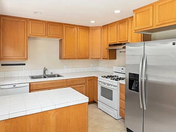 3rd image of 540 Catalina Blvd
