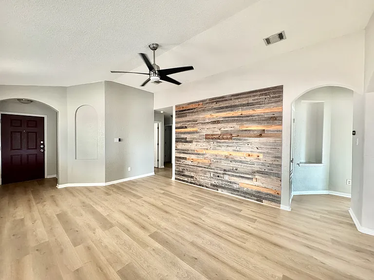 Living room/Entry.