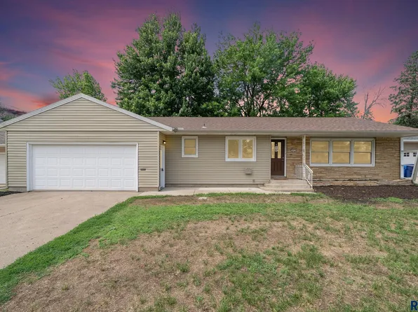 805 N Dakota St, Canton, SD 57013