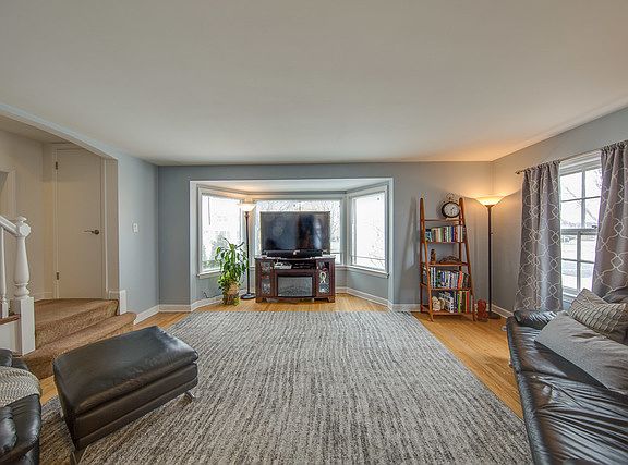 5th image of 10000 Chaucer St