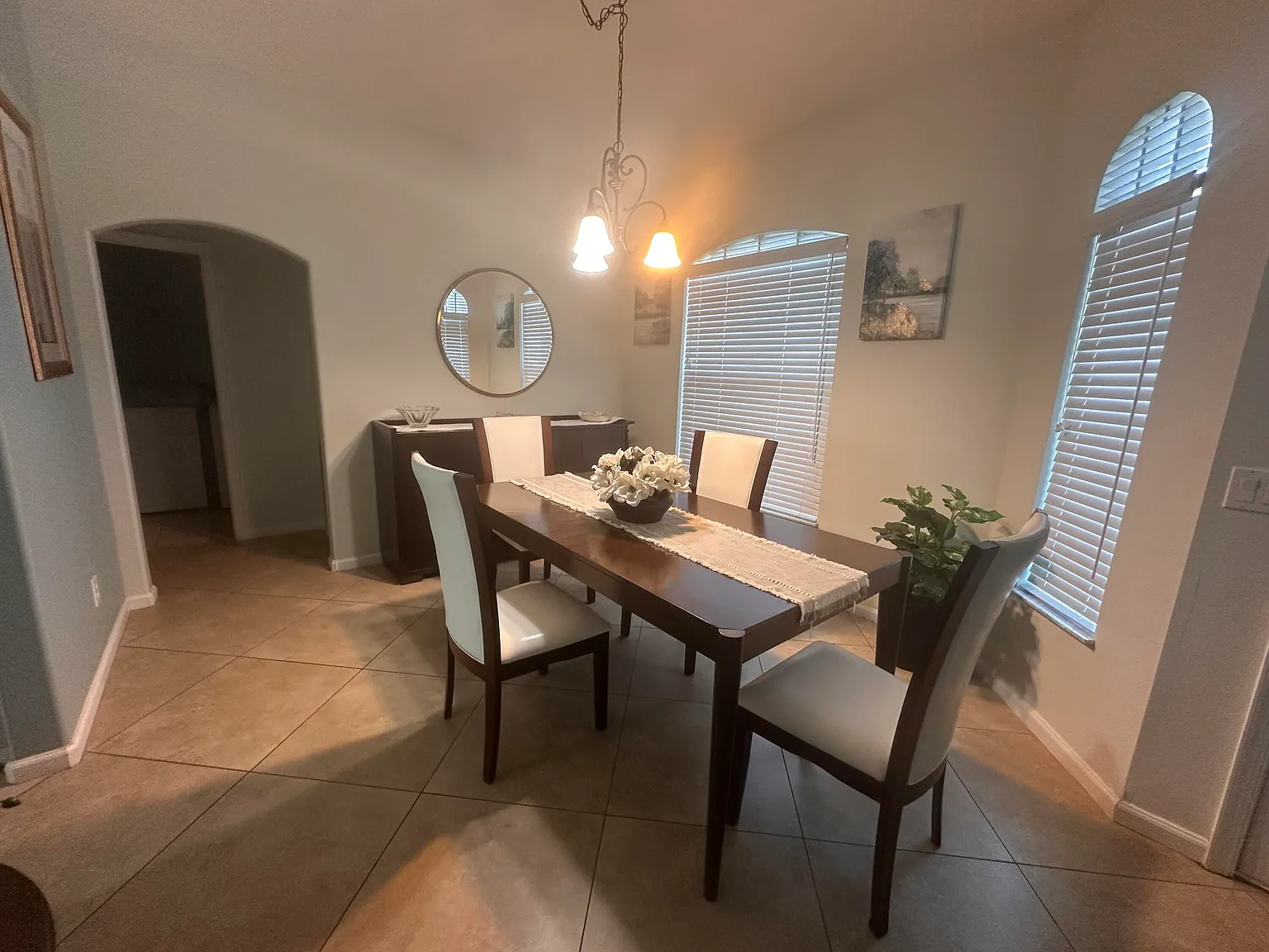 3 bed, 2.0 bath, 2500 sqft, $2,600 — Photo 4
