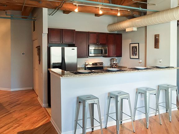 5th image of 225 W Huron St APT 317
