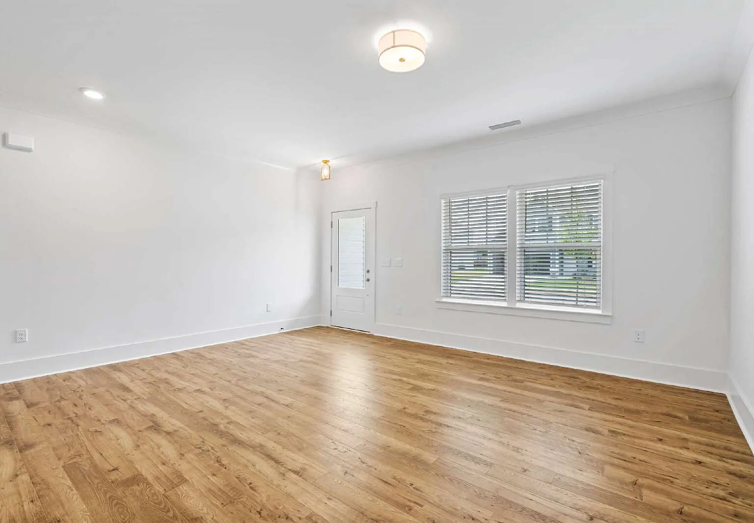 4 bed, 3.0 bath, 2069 sqft, $2,350 — Photo 4