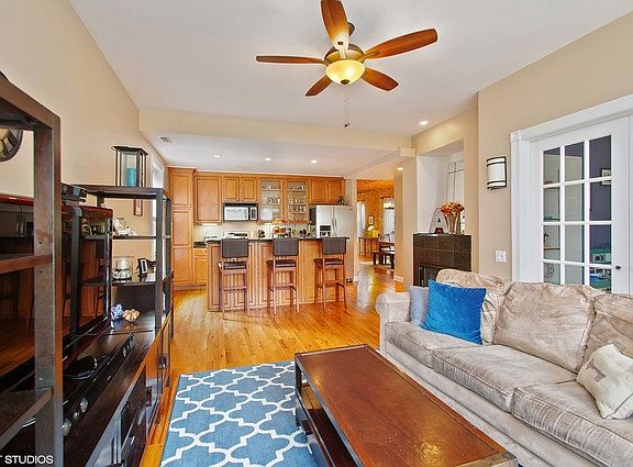 3rd image of 4236 N Ashland Ave #2