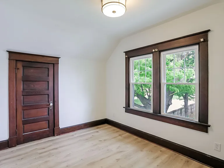 910 Sanders St — Photo 31