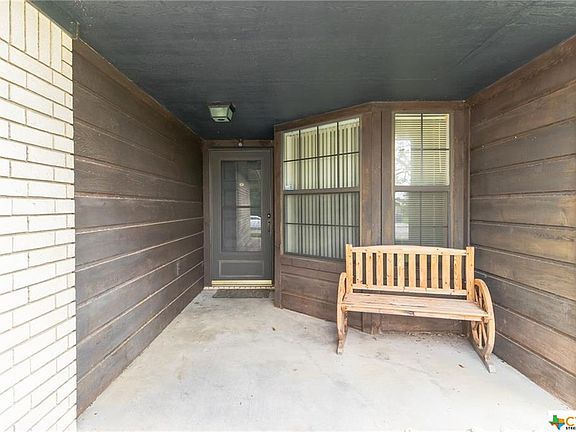 4th image of 121 E Blancas Dr