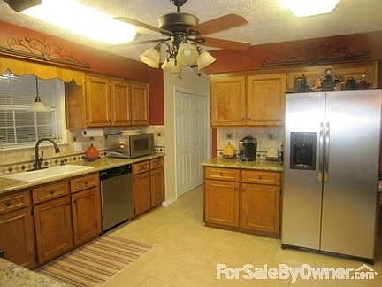 Large Kitchen w/ SS appliances