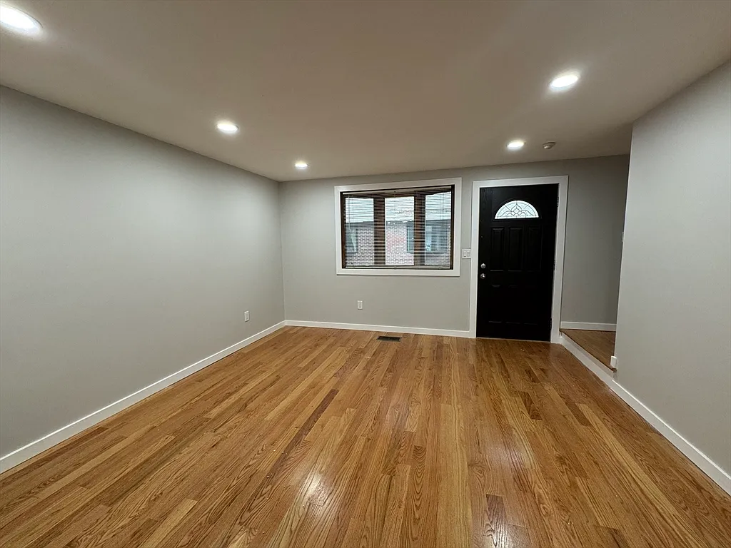 5 bed, 3.0 bath, 1857 sqft, $5,000 — Photo 4