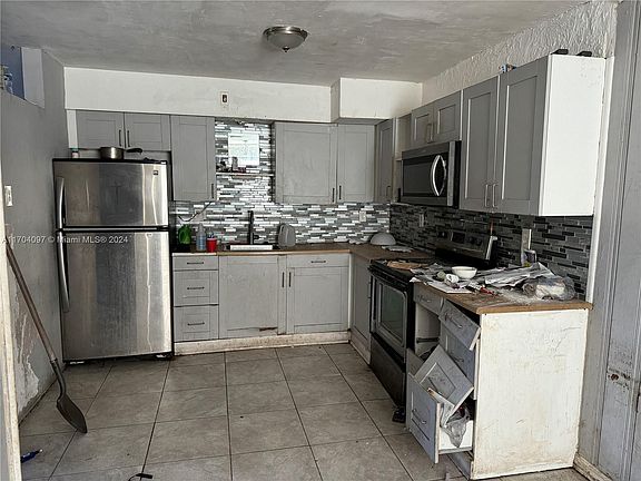 3rd image of 152 NW 15th Ct