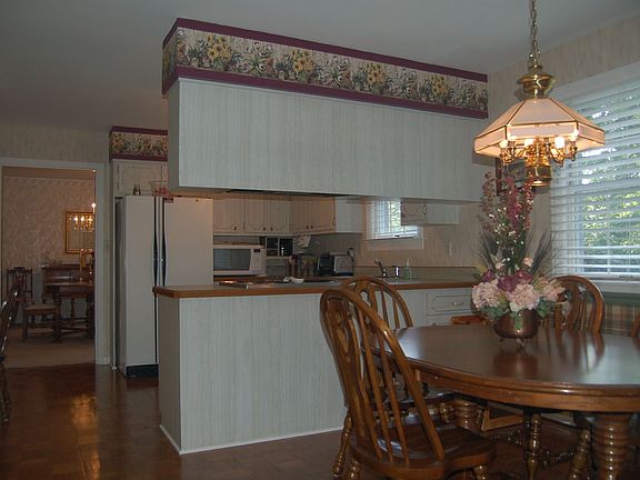 Kitchen w/Eat-in Area