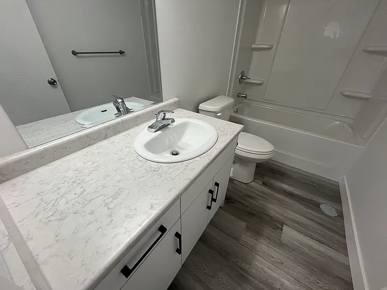 115 Stromberg Cres #B — Photo 3