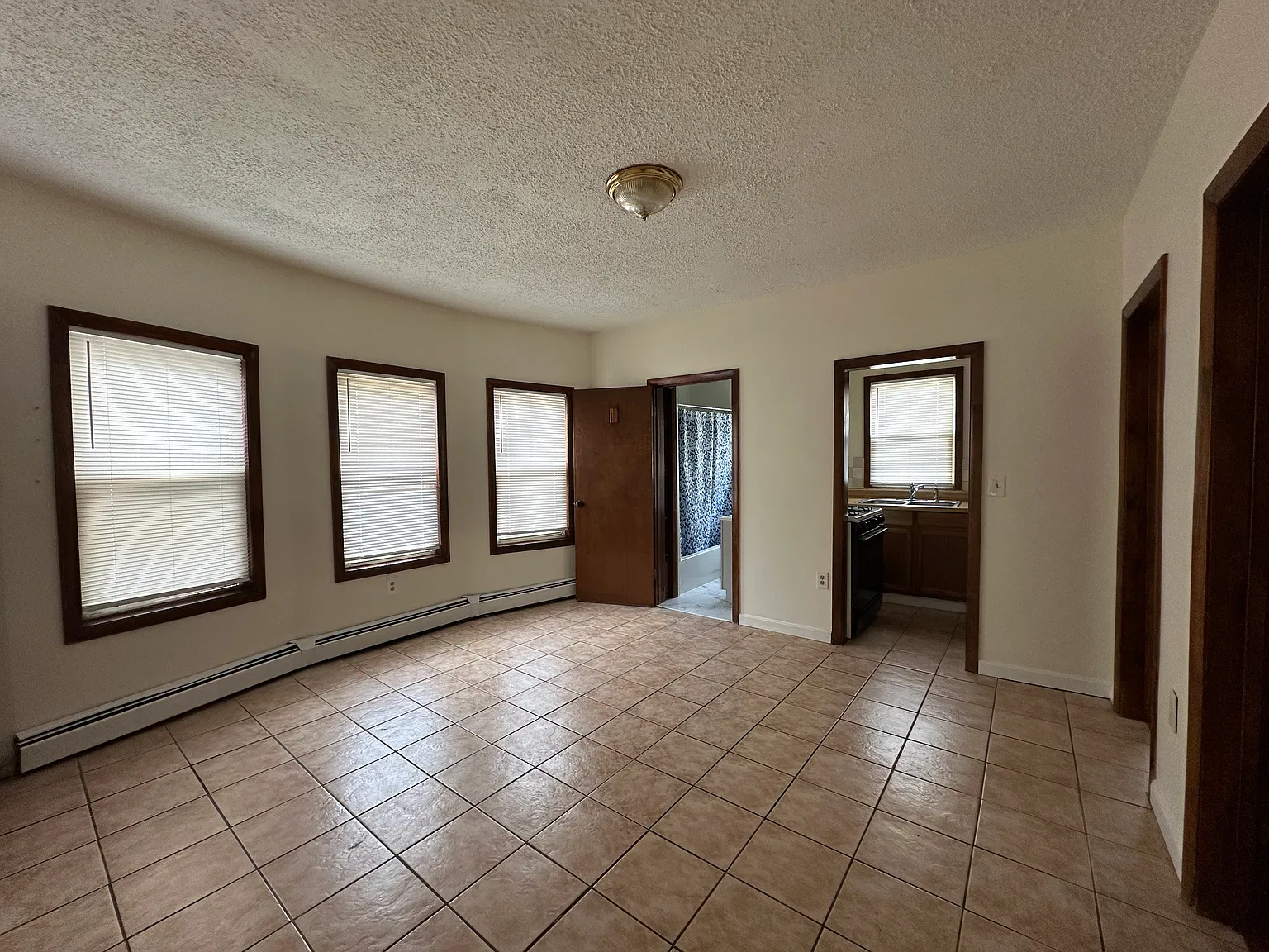 3 bed, 1200 sqft, $1,950 — Photo 2