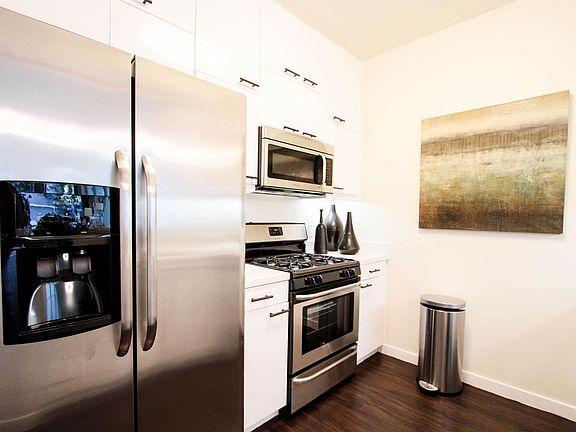3rd image of 525 Santa Monica Blvd #511