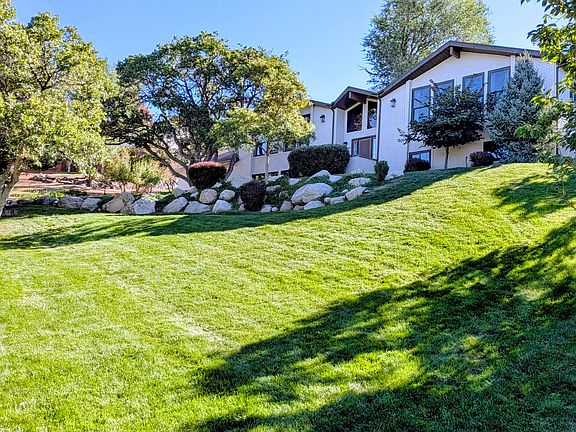 3rd image of 8 S Mountain Wood Ln
