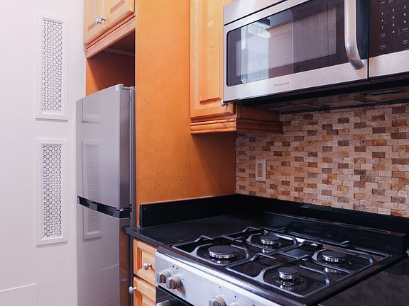 3rd image of 353 W 51st St #9/2A