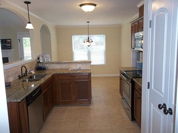 4th image of 2823 Wyndham Dr