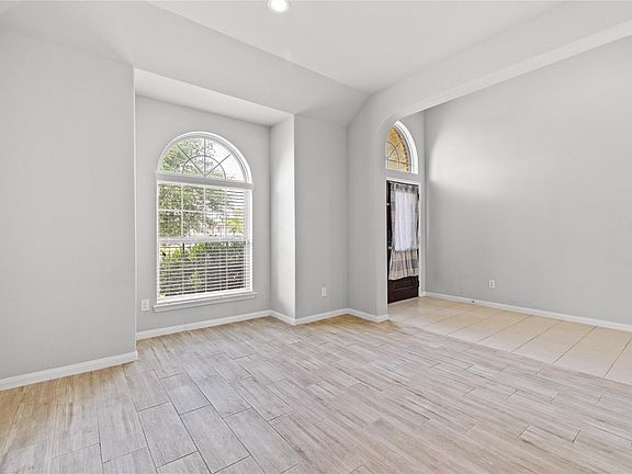 4th image of 9811 Camellia Gardens Dr