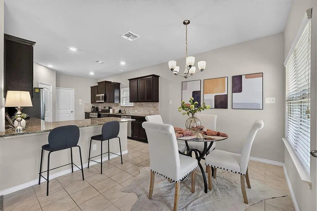 3 bed, 2.5 bath, 2025 sqft, $2,600 — Photo 3
