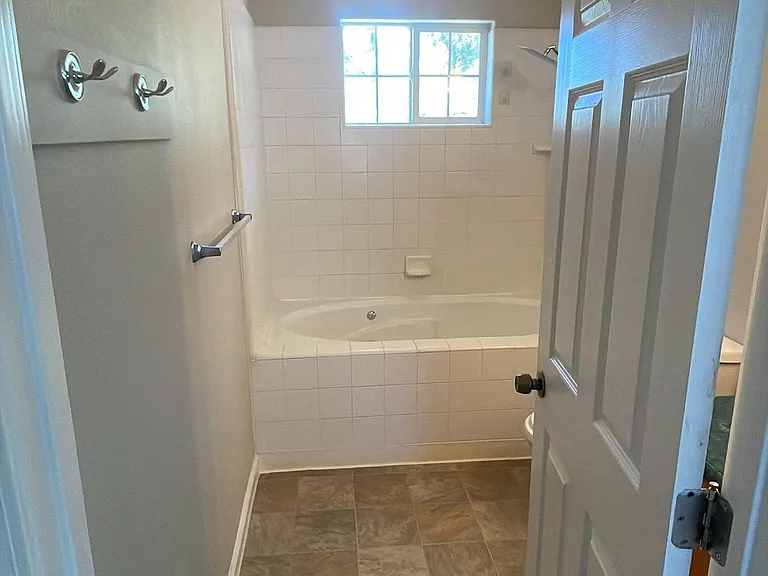 2120 Country Club Dr — Photo 10