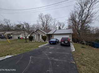 121 Marymont Dr, Crossville, TN 38555