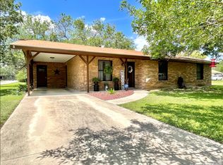 706 Curtis Ave, Devine, TX 78016