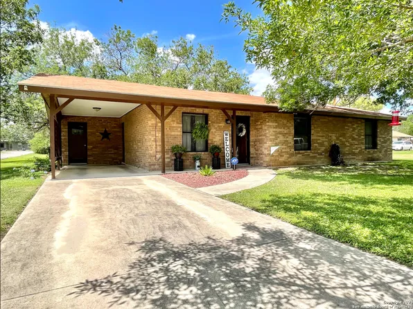 706 CURTIS AVE, Devine, TX 78016