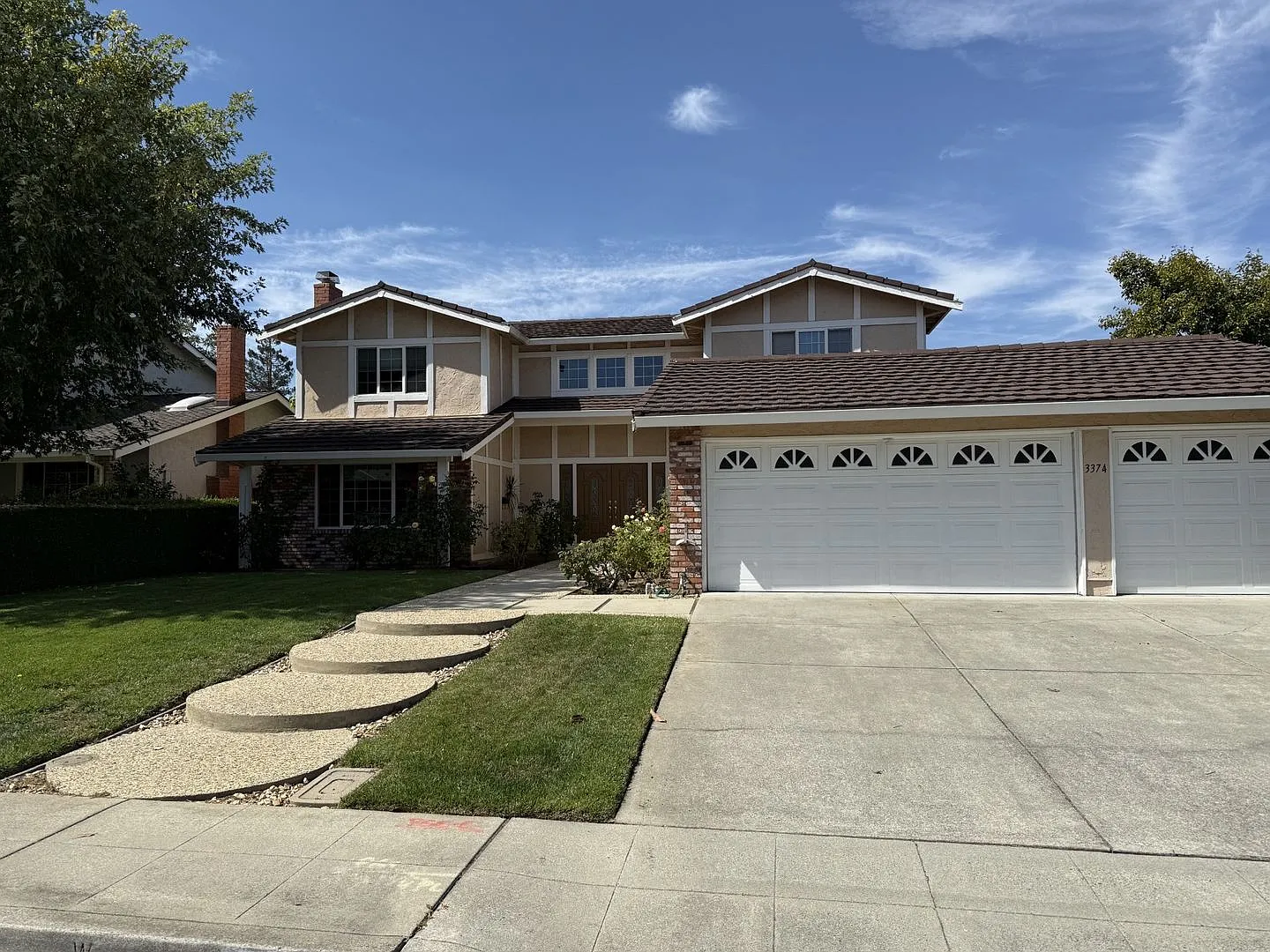 Spacious family home, great Waverley Park location, Easy commute location! — Photo 1