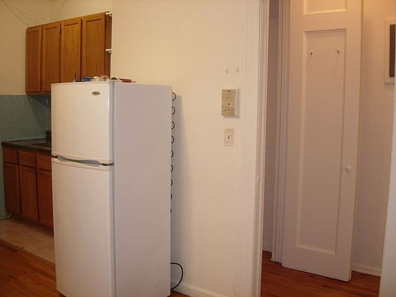 3rd image of 142 E 33rd St #Sec