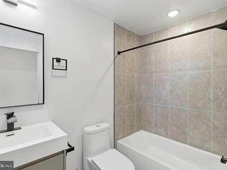 1025 W Orleans St — Photo 18