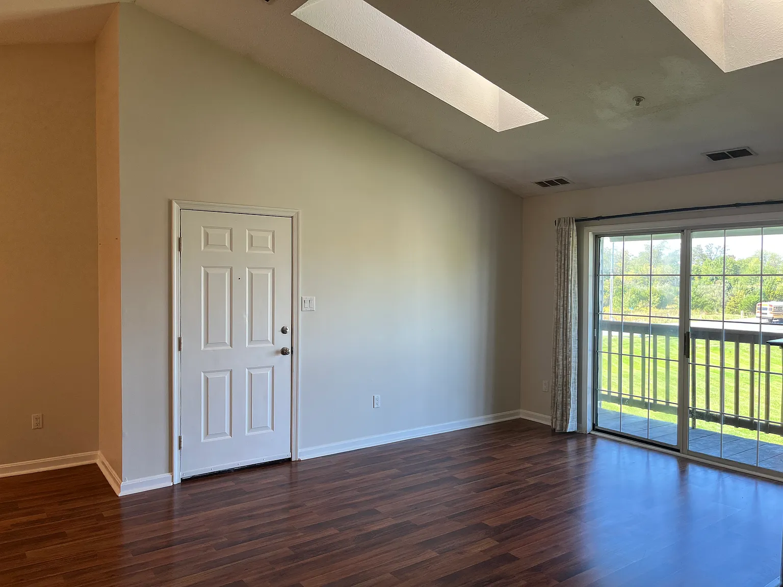 2 bed, 1169 sqft, $1,600 — Photo 4