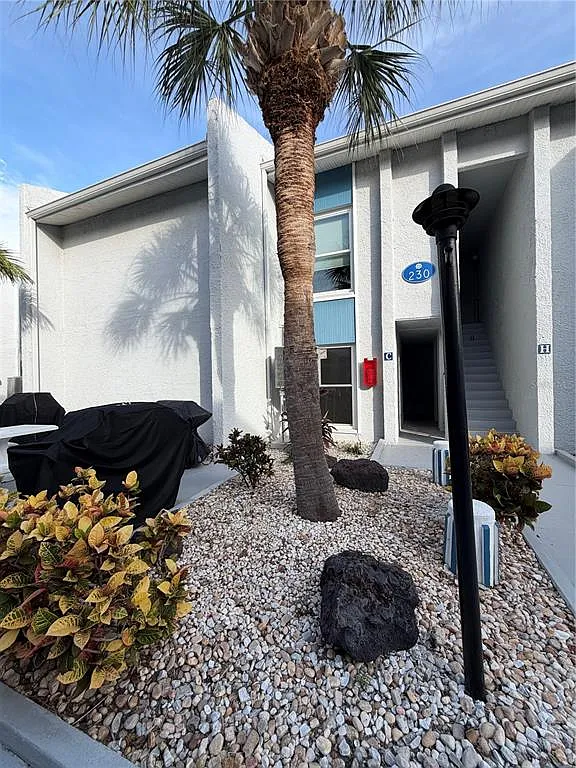 2 bed, 1.0 bath, 750 sqft, $2,300 — Photo 1