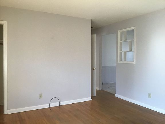 4th image of 320 Bandera Dr