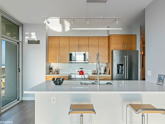 2nd image of 1629 S Prairie Ave #1711