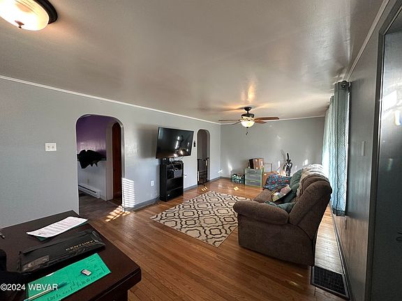 4th image of 319 Carpenter St