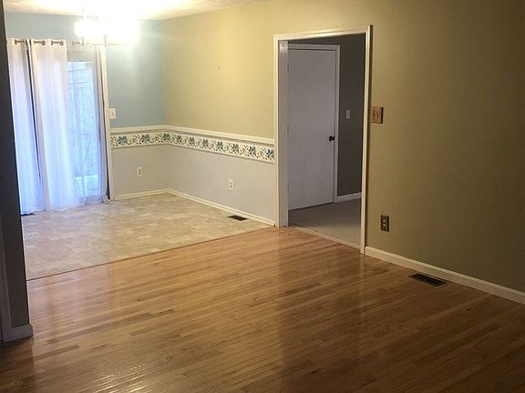3rd image of 96 Wisteria Ln