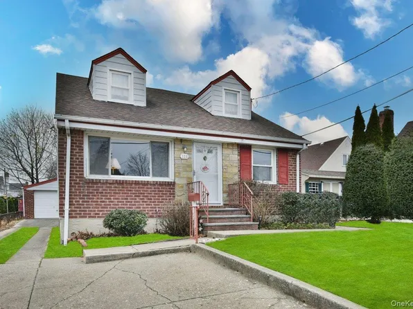 135 Barwick Boulevard, Mineola, NY 11501