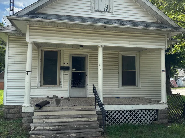 435 S Cedar St, Nokomis, IL 62075