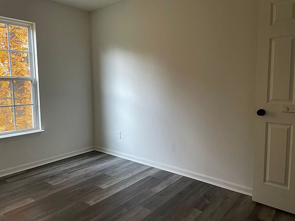 4th image of 809 Aubrey Ave