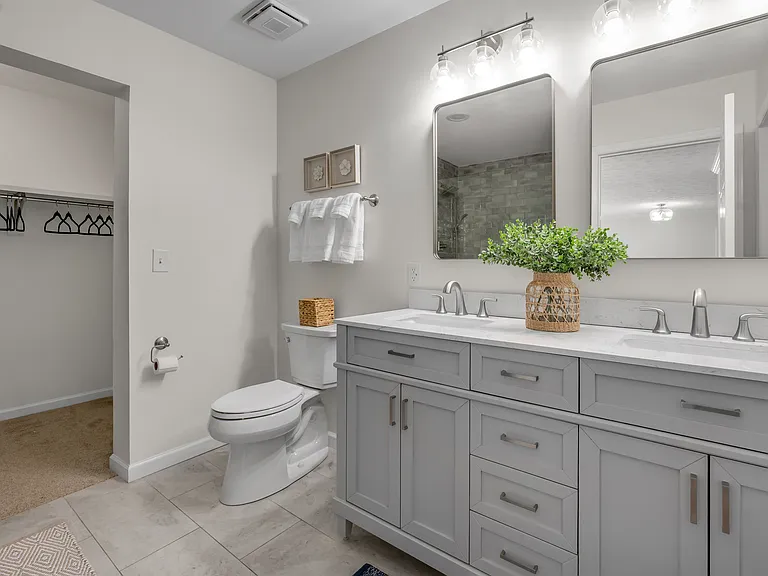Suite bathroom has attached walk in closet
