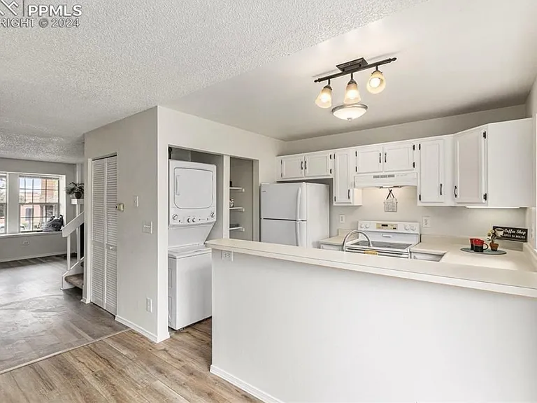 Overland Dr — Photo 7