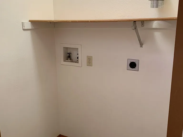 323 Janet St — Photo 10