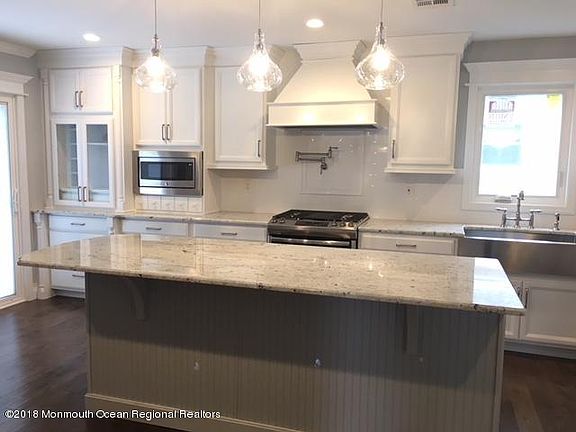 3rd image of 15 Merrilee Ln