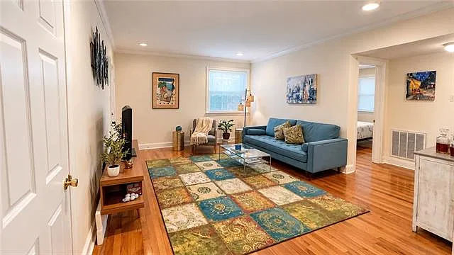 2 bed, 1.0 bath, 900 sqft, $1,500 — Photo 2