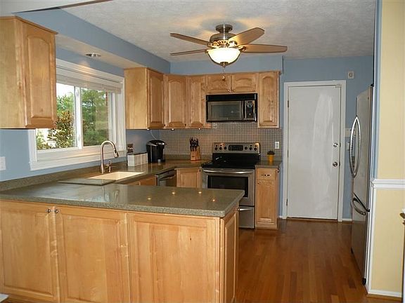 4th image of 9730 Montclaire Dr