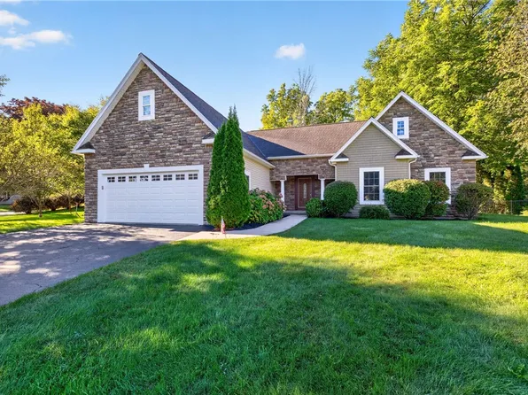 626 Brookstone Bnd, Webster, NY 14580