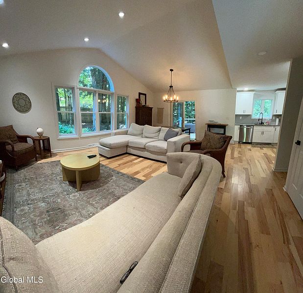 5th image of 2 White Oak Court