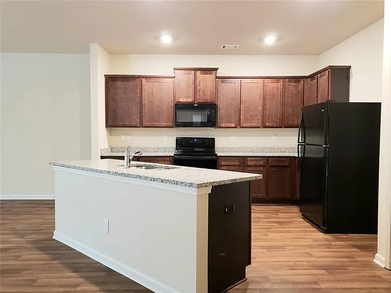 939 Independence Ave — Photo 2