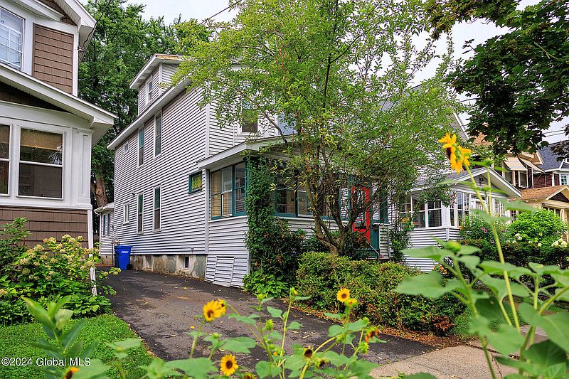 4th image of 121 Grove Avenue