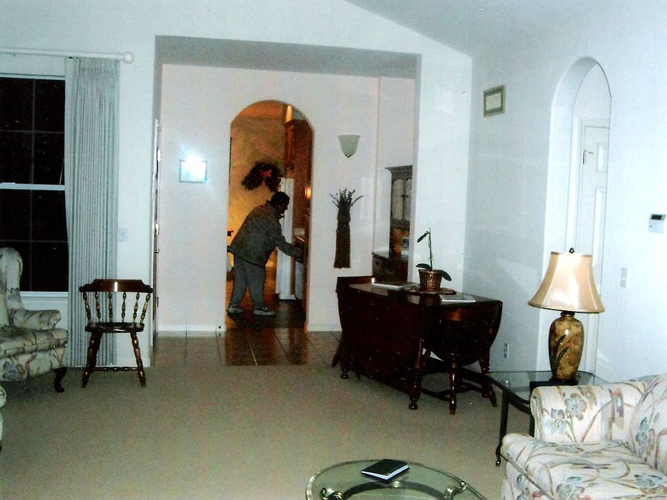 Tile entry. Arched doorways.