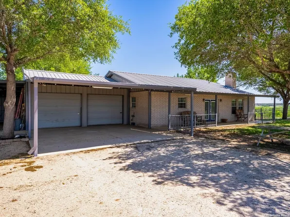 9404 Crow Ln, Adkins, TX 78101